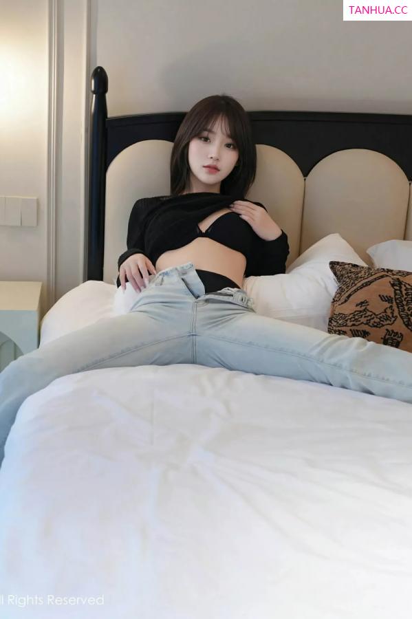 汁汁  [XiuRen]高清写真图 2025.06.06 No.10374 汁汁 蓝色牛仔裤第15张图片
